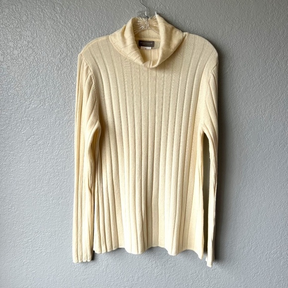 Neiman Marcus wool and cashmere blend lightweight turtleneck - Picture 1 of 11